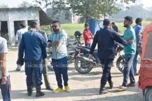 Protest by showing black flag to the Chief Minister