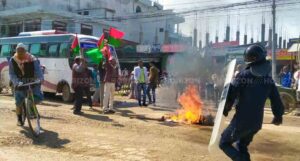 Idol burnt against Oli government in Chandrauta