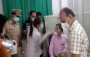 In a hospital in Uttar Pradesh, a nurse and a doctor slap each other about a dispute over a death certificate